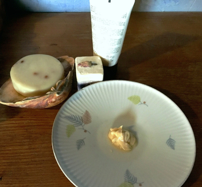 Processed with MOLDIV Ein Enzympeeling kannst du sehr sparsam auftragen.