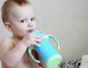 Öko-Test Mineralwasser für Babys, Junge trinkt