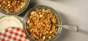 Overnight Oats quellen über Nacht.