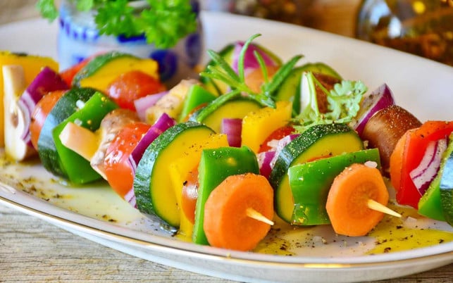 Bunte Gemüsespieße Seit dem Sommer wird in der Kantine des VW-Werks in Wolfsburg auf vegetarische und vegane Küche gesetzt - mit ab und zu Fisch im Angebot.