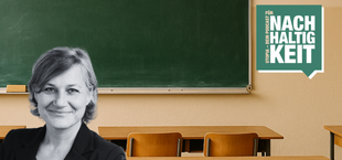 Eine Frau mit kurzem, hellen Haar und einem schwarzen Blazer lächelt vor einer grünen Schultafel in einem Klassenzimmer mit Holztischen und Stühlen. Rechts oben ist ein grünes Sprechblasen-Logo mit weißer Schrift, das „UTOPIA – DEIN PODCAST FÜR NACHHALTIGKEIT“ zeigt.