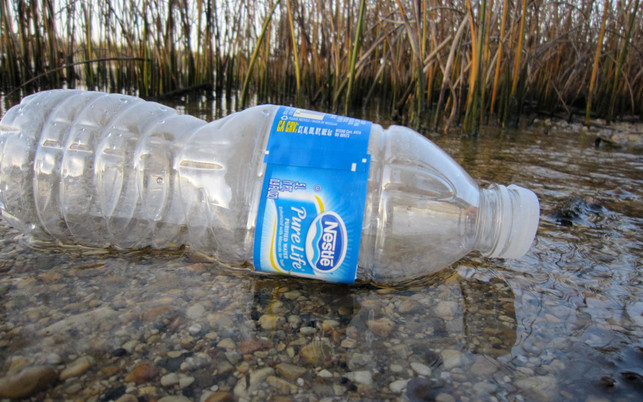 150722-plastikmuell-flasche-x_pollution_-Kate--Ter-Haar_cc-by-2.0_1280x800 Flüsse können Plastikmüll über hunderte oder tausende Kilometer bis ins Meer spülen.