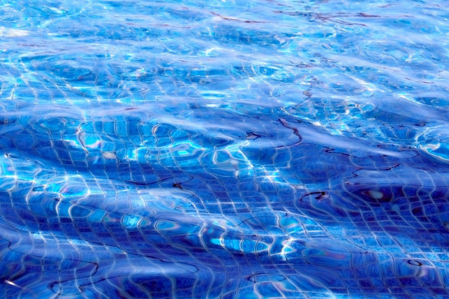 die-wasserqualitaet-im-schwimmbad-wird-ueberwacht-cc0-pixabay-ignartonosbg-240812_download Die Wasserqualität im Schwimmbad wird überwacht.