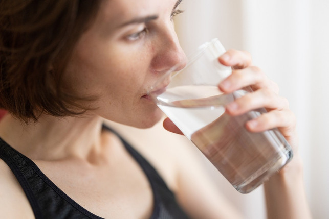 ausreichend-wasser-trinken-ist-ein-einfacheres-sch-cc0pixabayengin_akyurt-210704_download Ausreichend Wasser trinken ist ein einfacheres Schönheitsmittel als Kollagen-Drinks.