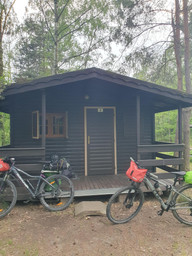 20240521_193110 Kleine Blockhütte auf dem Campingplatz als Schlafplatz