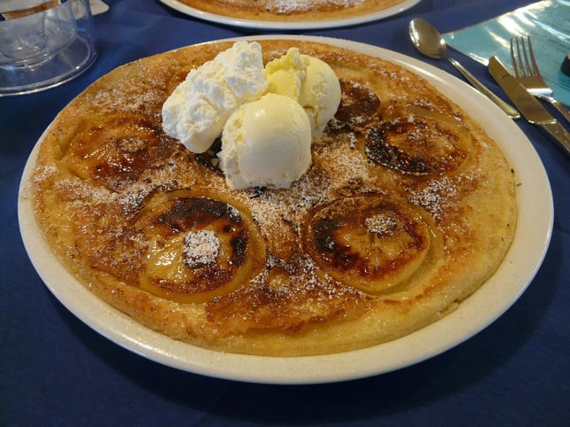 leckere-apfelpfannkuchen-schmecken-mit-etwas-vanil-foto-cc0-pixabay-hans-171130_download Leckere Apfelpfannkuchen schmecken mit etwas Vanilleeis und Schlagsahne noch besser.