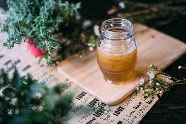 tannenwipfel-honig-schmeckt-in-tee-oder-als-aufstr-cc0-pixabay-stocksnap-211018_download Tannenwipfel-Honig schmeckt in Tee oder als Aufstrich.