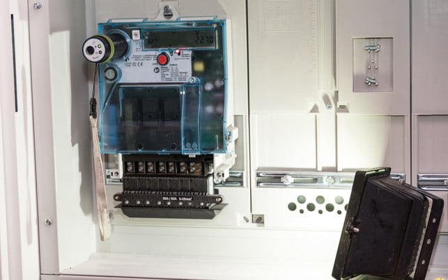 digitale-stromzaehler-bieten-oft-genauere-daten-als-foto--colourboxde--alfred-hofer-251110_download Digitaler Stromzähler mit transparentem blauen Schutzgehäuse in einem weißen Schaltschrank