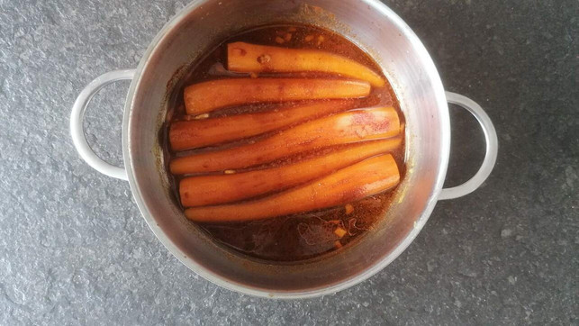 die-moehren-nehmen-den-geschmack-der-marinade-auf-210723 Die Möhren nehmen den Geschmack der Marinade auf.