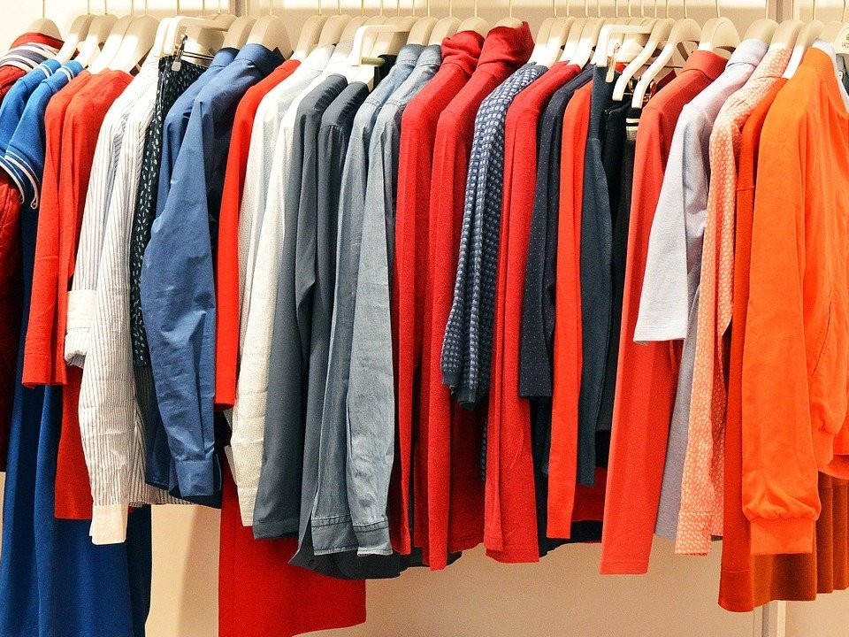 Kleiderschrank aufräumen: So gehst du am besten vor 