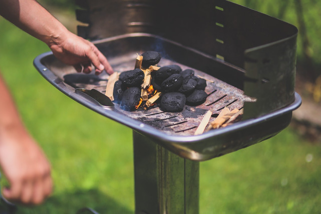 die-haftpflichtversicherung-zahlt-bei-grillunfaelle-cc0-pixabay-kaboompics-210504_download Die Haftpflichtversicherung zahlt bei Grillunfällen.