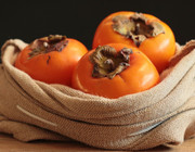 Reife Kakis haben ein süßes, fruchtiges Aroma, das an Birnen und Aprikosen erinnert.