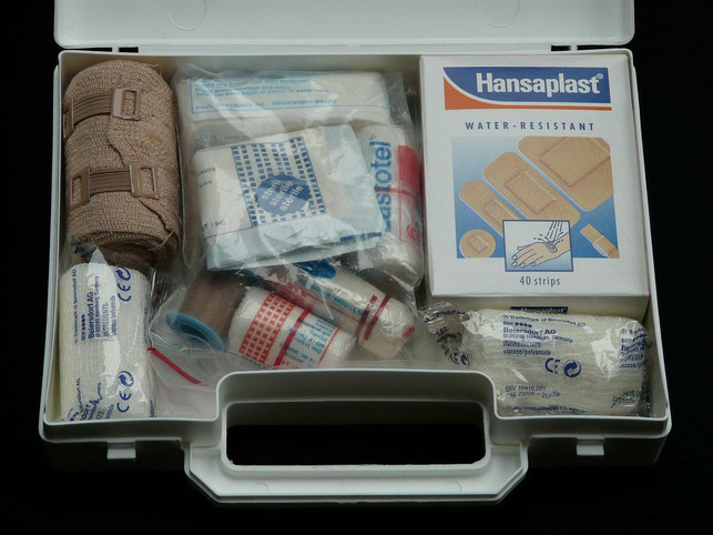 ein-verbandskasten-gehoert-in-die-hausapotheke-ni-cc0-pixabay-hans-220327_download Ein Verbandskasten gehört in die Hausapotheke – nicht nur für Katastrophenfälle.