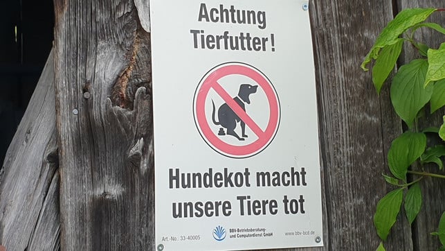 hundekot-einsammeln1-210817-1280x720 Hundekot kann für Kälber gefährlich werden.