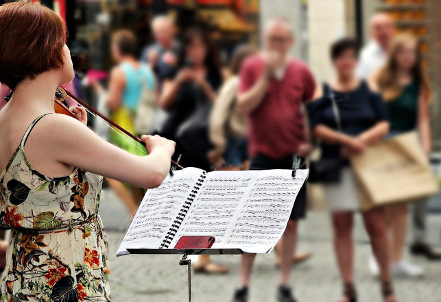 mit-strassenmusik-kannst-du-spenden-sammeln-cc0-pixabay-pixel2013-200726_download Mit Straßenmusik kannst du Spenden sammeln.