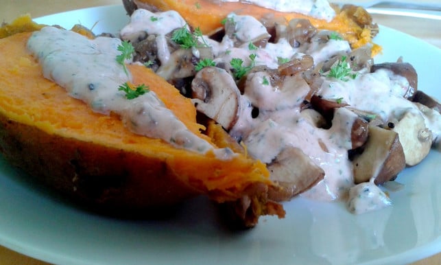 tahini-joghurt-dip-verleiht-gebackenen-suesskartoffe-leonie-barghorn-utopia-181223_download Tahini-Joghurt-Dip verleiht gebackenen Süßkartoffeln mit Pilzen eine erfrischende Note.