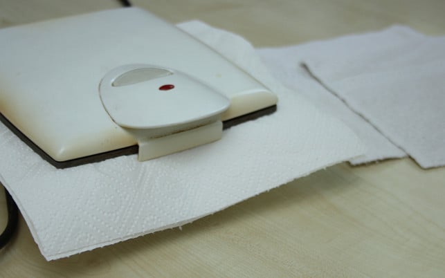 waffeleisen-reinigen-funktioniert-mit-kuechenpapier-maria-hohenthalutopia-200513_download Verwende Küchenpapier oder ein Geschirrtuch, um dein Waffeleisen zu reinigen.