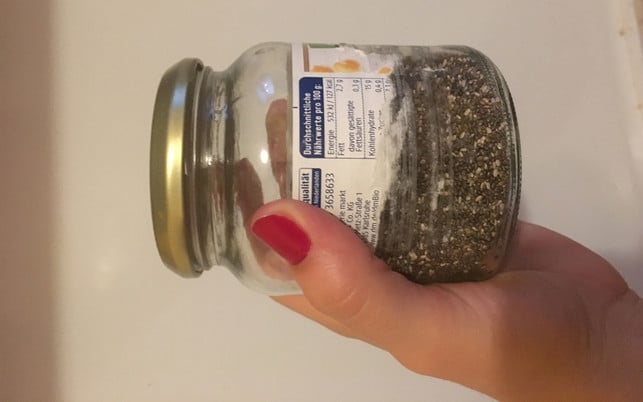 hartnaeckige-aufkleber-auf-glas-lassen-sich-mit-was-lea-hermannutopia-170724 Hartnäckige Aufkleber auf Glas lassen sich mit Wasser und Spülmittel entfernen.