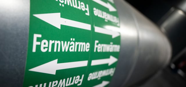 Leitungen sind in der Fernwärmeverteilerstation eines Heizkraftwerks zu sehen.