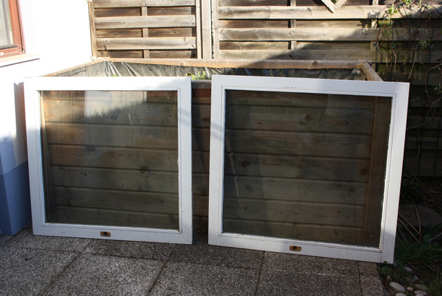 mit-alten-fenstern-kannst-du-einfach-einen-fruehbee-maria-hohenthal-utopiade-190326_download Hochbeet bepflanzen: Mit alten Fenstern kannst du einfach einen Frühbeetaufsatz für dein Hochbeet bauen.