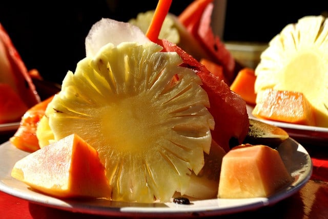 plate-166868_640 Obstsalat aus Ananas, Papaya und Wassermelone