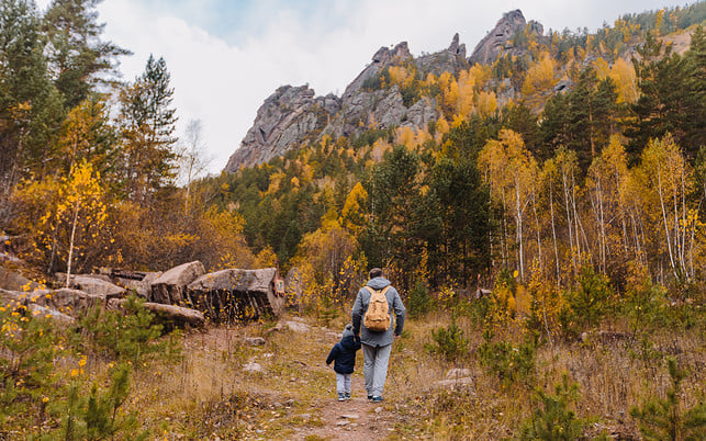 man-and-baby-walking-near-trees-3077837_1280x800 Nachhaltig Wandern Abenteuer