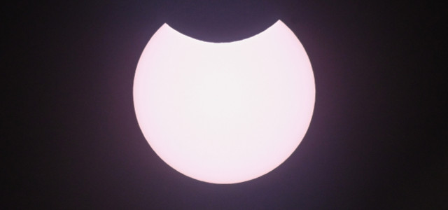 Spektakel am Mittagshimmel: Wann du die partielle Sonnenfinsternis siehst