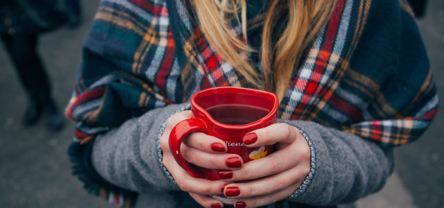 Winterzeit ist Glühweinzeit: Bei Bio-Produkten musst du dir keine Sorgen wegen enthaltenen Pestiziden machen.