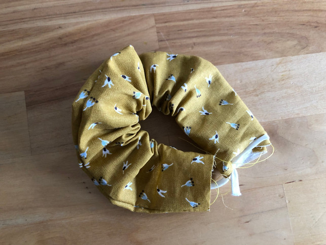 zum-schluss-musst-du-nur-noch-die-enden-des-scrunc-utopiadelea-hermann-220115_download Zum Schluss musst du nur noch die Enden des Scrunchies zusammennähen.