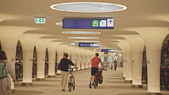 Unterwasser-Parkhaus Amsterdam In Amsterdam parkte Ingwar Perowanowitsch sein Fahrrad in einem Unterwasser-Parkhaus