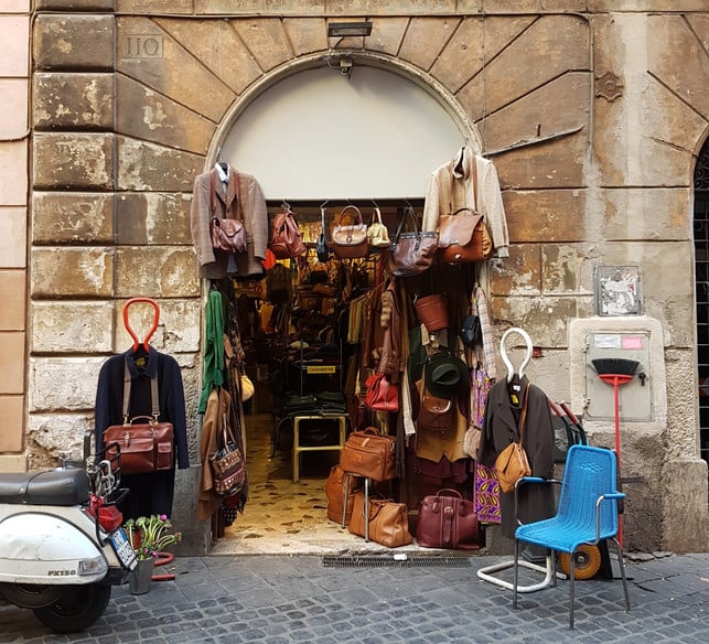 stoebere-in-den-vintage-laeden-roms-nach-deinen-neue-charlotte-gneupel-utopia-190309_download Stöbere in den Vintage Läden Roms nach deinen neuen Schätzen.