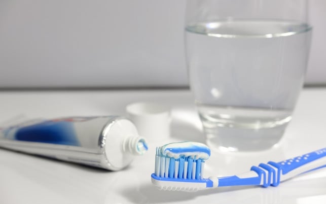 zweimal-taeglich-fuer-drei-minuten-zaehneputzen-schuet-cc0-public-domain-pixabay-bru-no-180818 Zweimal täglich für drei Minuten Zähneputzen schützt vor vielen Mundkrankheiten.
