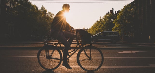 nachhaltig-leben-mann-faehrt-fahrrad-x-daniel-wehner-160829-1280x600 Nachhaltig leben: Mann fährt Fahrrad