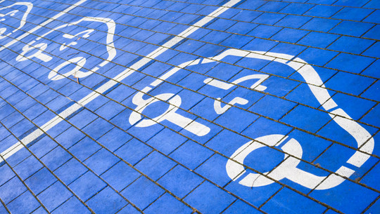 e-auto-parkplaetze-Julian-Stratenschulte-dpa-260121 Blaue Parkplätze mit weißen Symbolen für Elektroautos
