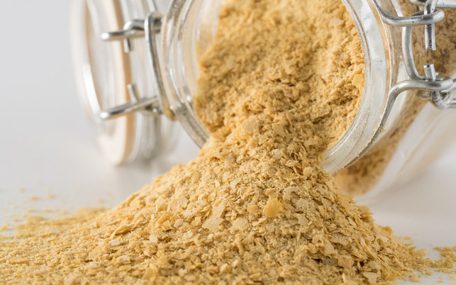 Nutritional inactive yeast in glass jar Vitam R enthält Hefeextrakt.