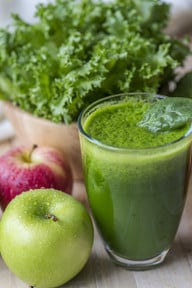 ein-apfel-smoothie-mit-petersilie-und-etwas-ingwer-cc0-pixabay-rawpixel-190224_download Ein Apfel-Smoothie mit Petersilie und etwas Ingwer erfrischt und schmeckt lecker.