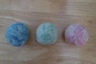 du-entscheidet-wie-intensiv-die-knete-gefaerbt-sei-utopia-200116_download Du entscheidest, wie intensiv die Knete gefärbt sein soll.