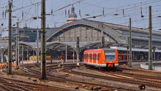 Eine S-Bahn fährt aus einem Bahnhof Eine S-Bahn fährt aus einem Bahnhof