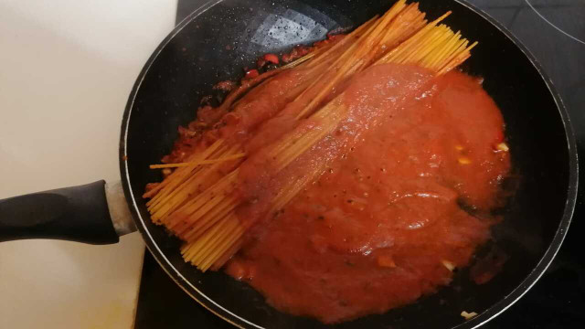 The tomato paste is quickly absorbed by the pasta.
