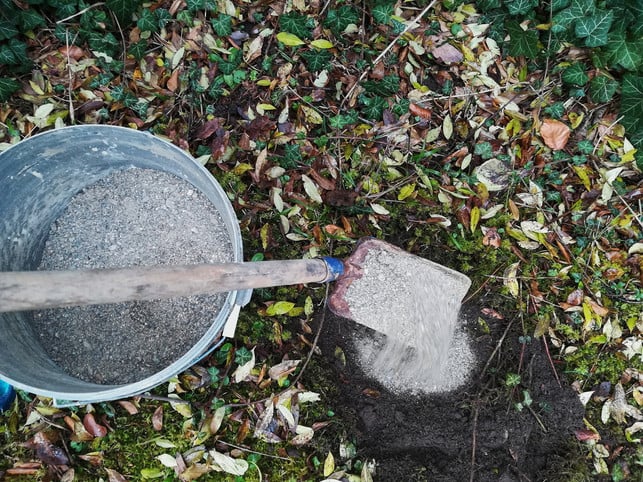 Processed with VSCO with preset Hebe für das Igelhaus eine kleine Grube mit etwas Kies und Herbstlaub aus.