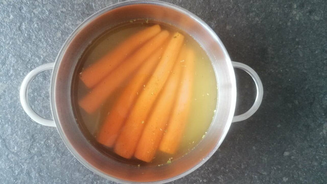 vegane-hot-dogs-aus-moehre-mia-stremme-utopia-210723 Vegane Hot Dogs aus Möhre.