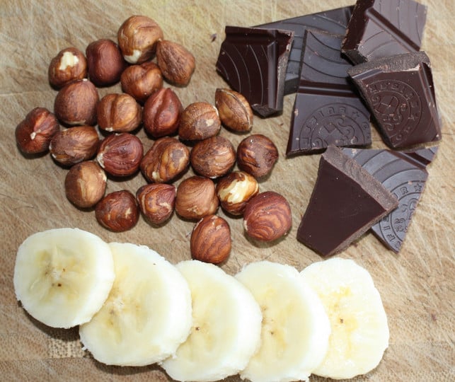 dunkle-schokolade-und-haselnuesse-verleihen-dem-ban-luise-rau-utopia-181008_download Dunkle Schokolade und Haselnüsse verleihen dem Bananenquark ein intensives Nuss-Nougat-Aroma.