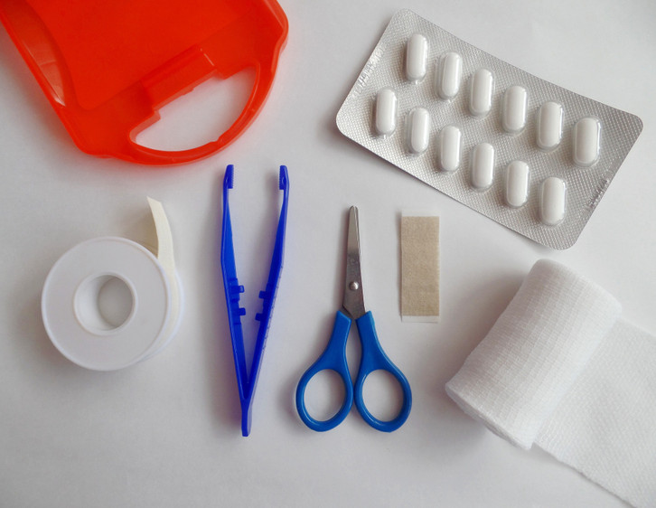 You can carry out initial treatment after a cat bite yourself. However, you should then seek medical treatment.