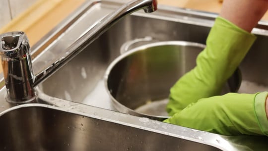 Energiesparfrage: Kann man Geschirr mit kaltem Wasser spülen? Energiesparfrage: Kann man Geschirr mit kaltem Wasser spülen?