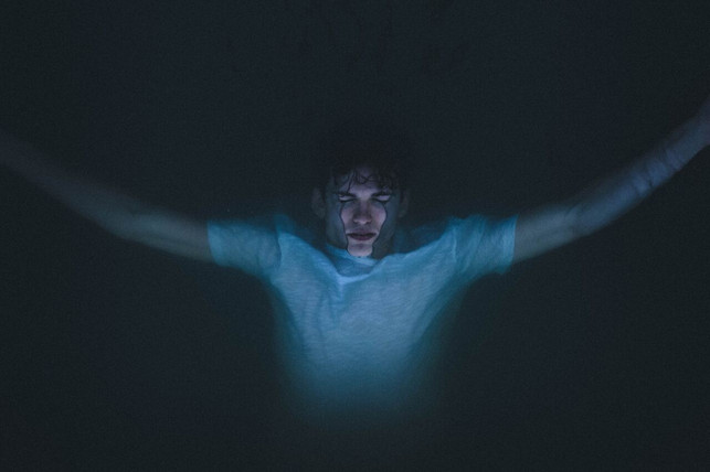 erste-hilfe-beim-ertrinken-bedeutet-auch-den-oder-cc0-unsplash-noah-buscher-230702_download Erste Hilfe beim Ertrinken bedeutet auch, den oder die Betroffene:n sicher aus dem Wasser zu holen.