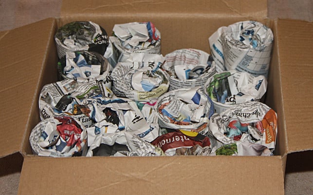 zeitungspapier-schuetzt-das-geschirr-beim-umzug-maria-hohenthalutopia-201116_download Zeitungspapier schützt das Geschirr beim Umzug.