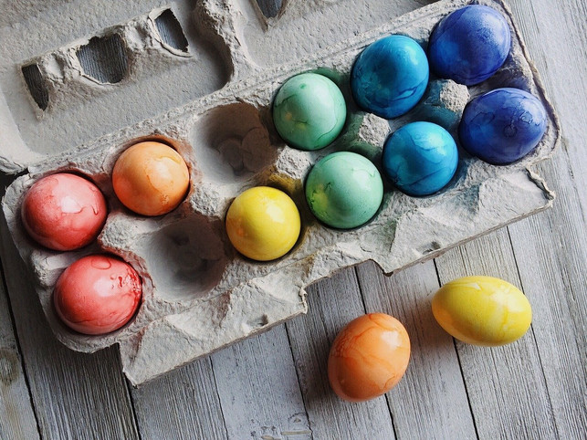 bunte-eierschalen-duerfen-meist-ueber-den-komposthau-cc0-pixabay-wokandapix-220413_download Meist ist es kein Problem, bunte Eierschalen auf dem Kompost zu entsorgen.