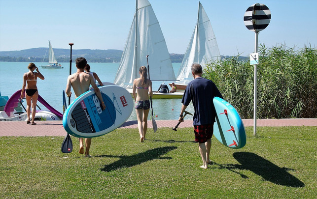 die-ausruestung-ist-in-den-meisten-sup-yoga-kursen-cc0-pixabay-ivabalk-200731_download Die Ausrüstung ist in den meisten SUP-Yoga-Kursen enthalten.