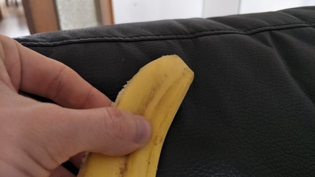 leder-mit-bananenschale-polieren-sven-christian-schulz-utopia-180217_download Mit Bananenschalen lässt sich Leder polieren.