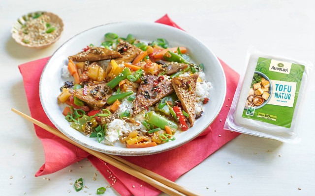 Asiapfanne mit Gemüse, Reis und gebratenem Tofu Asiapfanne mit Gemüse, Reis und gebratenem Tofu